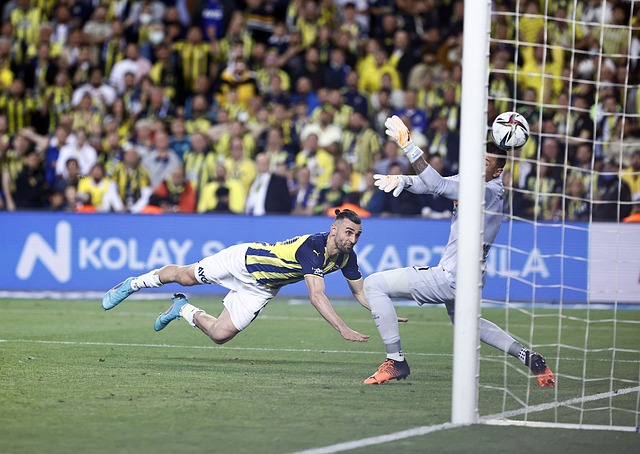 普拉蒂尼等尤文传奇与一线队见面，并参观海瑟尔惨案纪念碑