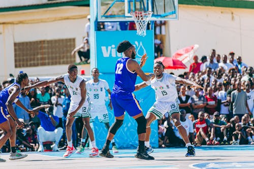 巴萨的丢球方式总是千篇一律…前锋速度也不用特别快，克纳夫这次只有32km／h