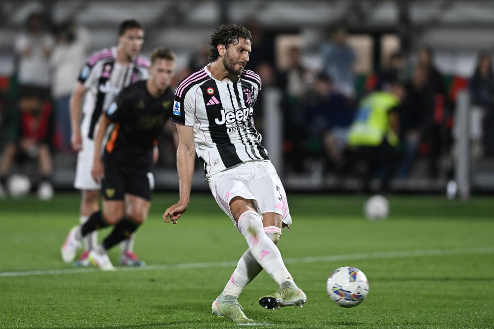 迈阿密国际与温哥华白浪总决赛上演梅西vs穆勒之战，双方实力强劲，看点十足，引发广泛关注。